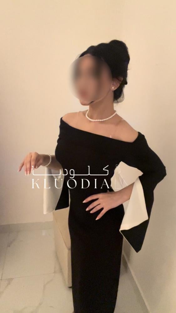 فستان أسود طويل