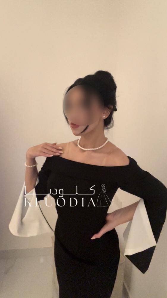 فستان أسود طويل