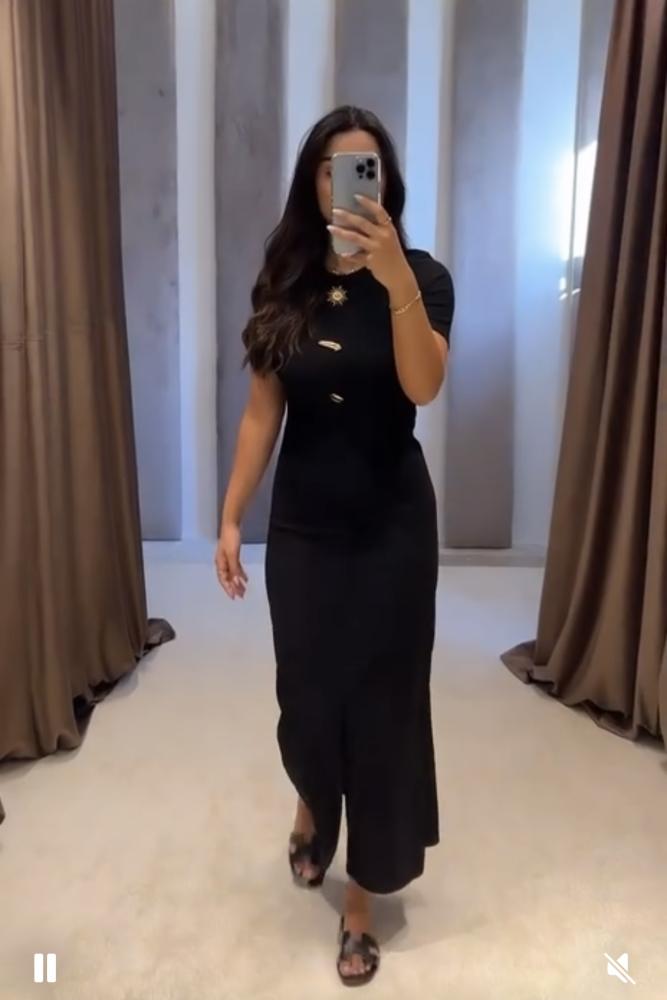 فستان أسود طويل بتصميم أنيق