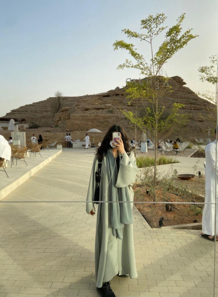 عباية كلوش وجهين القماش كريب تنلبس من الجهتين متوفر منها عدة الوان .
