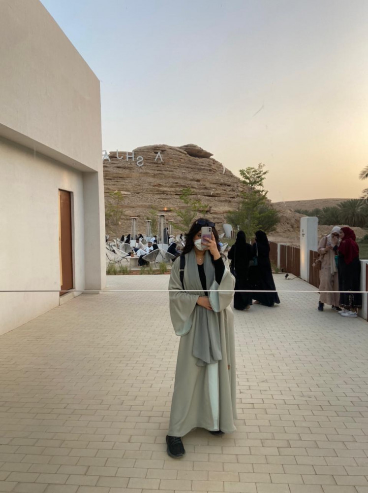 عباية كلوش وجهين القماش كريب تنلبس من الجهتين متوفر منها عدة الوان .