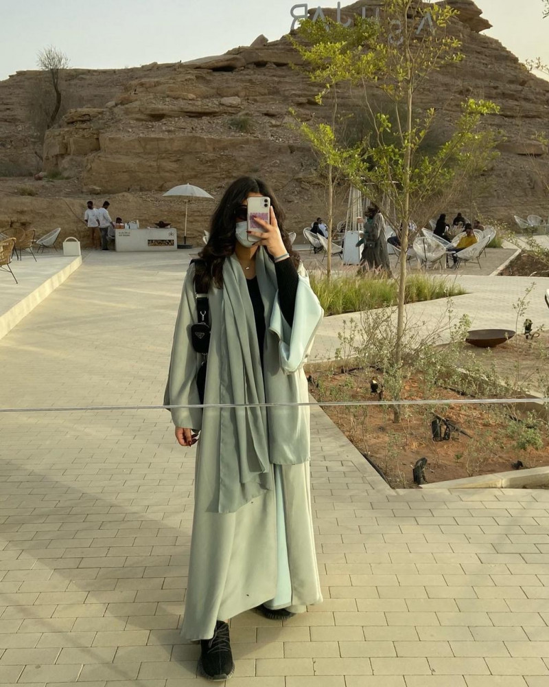 عباية كلوش وجهين القماش كريب تنلبس من الجهتين متوفر منها عدة الوان .