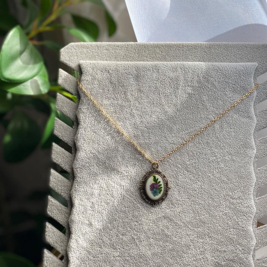 Classic necklace with resin