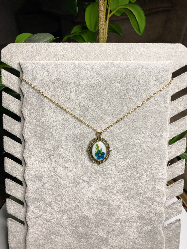 Classic necklace with resin