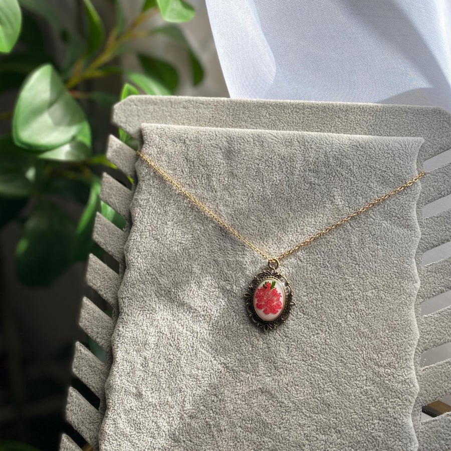 Classic necklace with resin