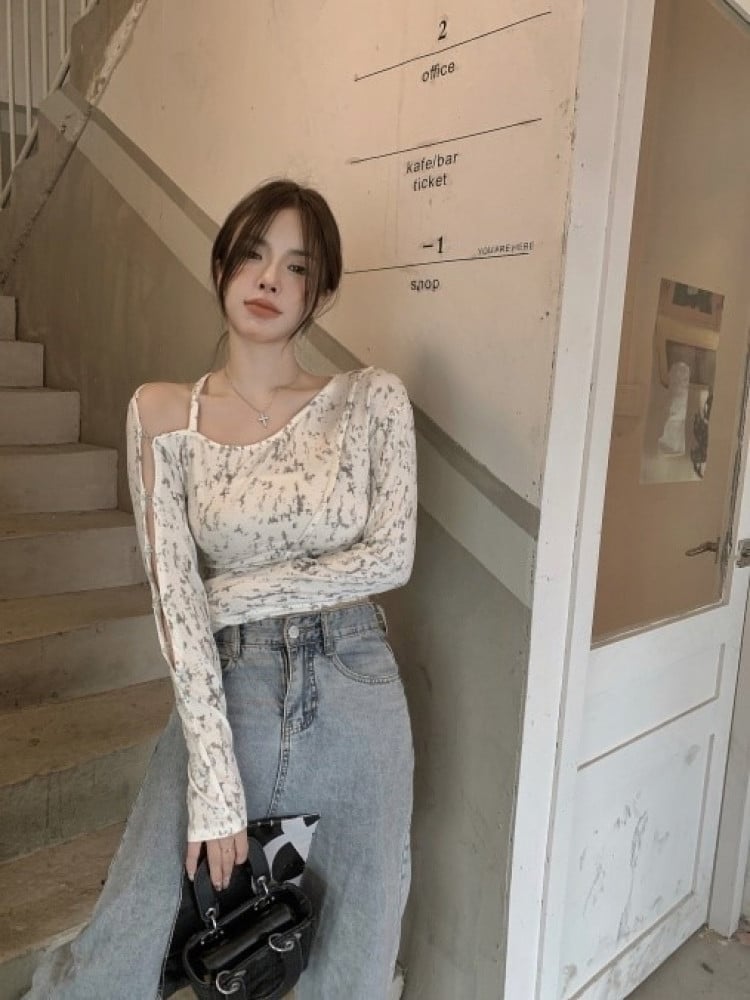 Long sleeve T-shirt with exposed shoulder, short at the navel, with clips on the arm