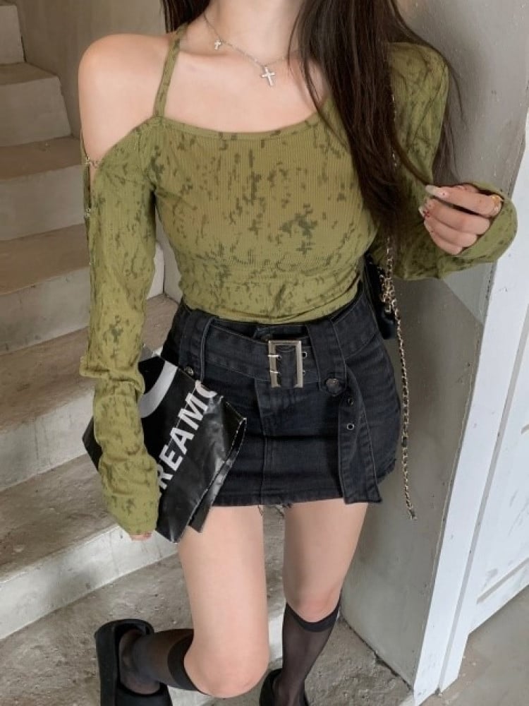 Long sleeve T-shirt with exposed shoulder, short at the navel, with clips on the arm