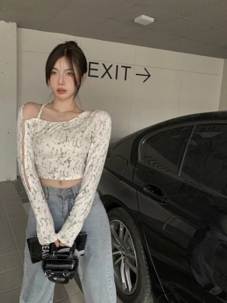 Long sleeve T-shirt with exposed shoulder, short at the navel, with clips on the arm
