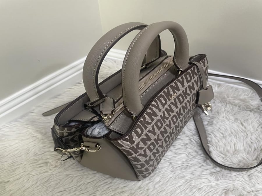 حقيبة من DKNY