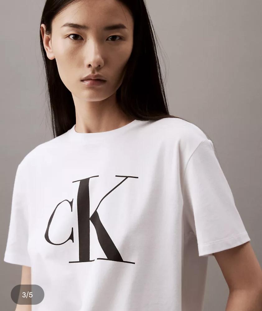 تشيرت من Calvin Klein
