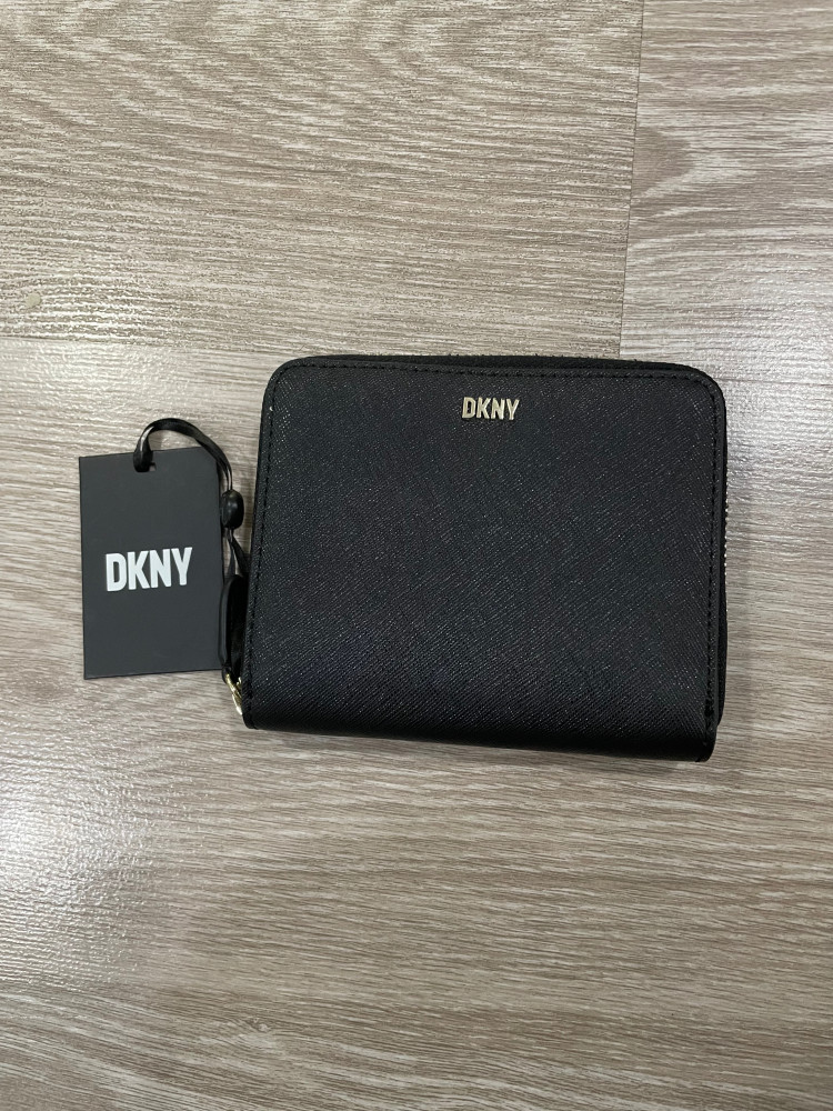 بوك من DKNY