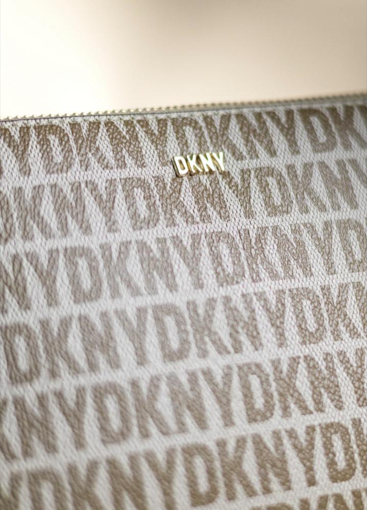 حقيبة من DKNY