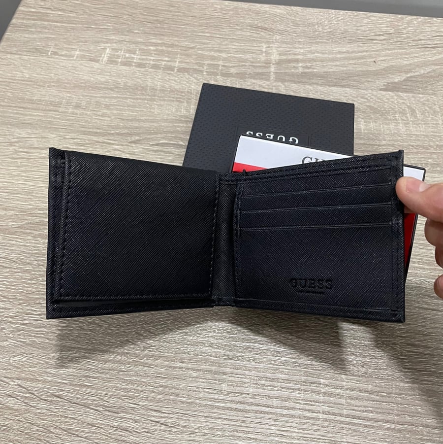 بوك رجالي من Guess