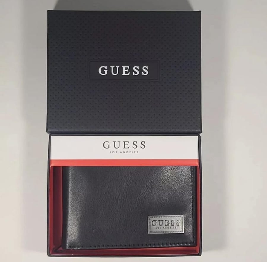 بوك رجالي من Guess