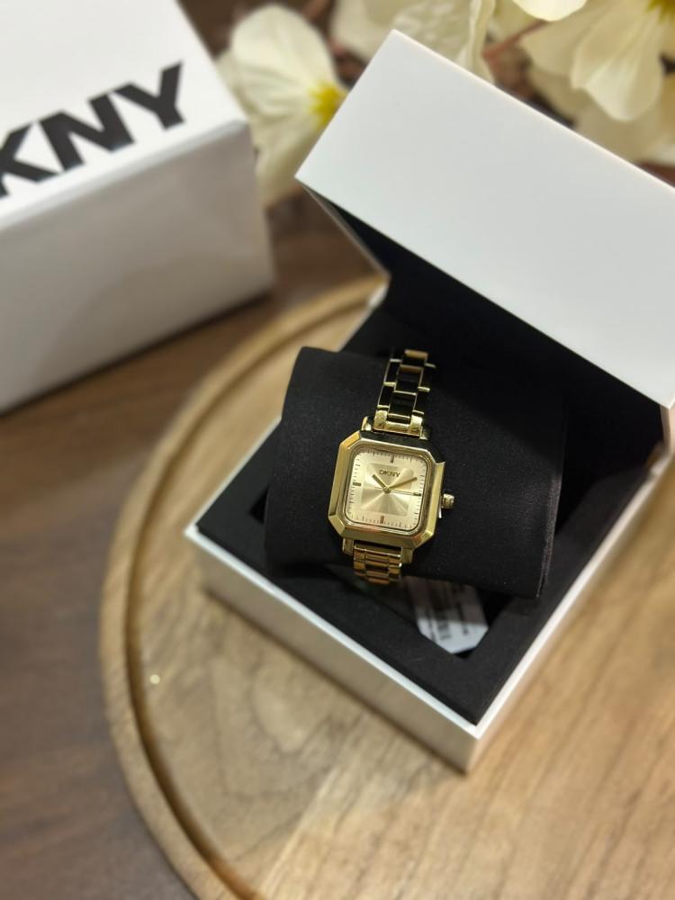 ساعة من DKNY