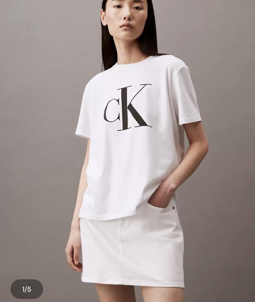 تشيرت من Calvin Klein