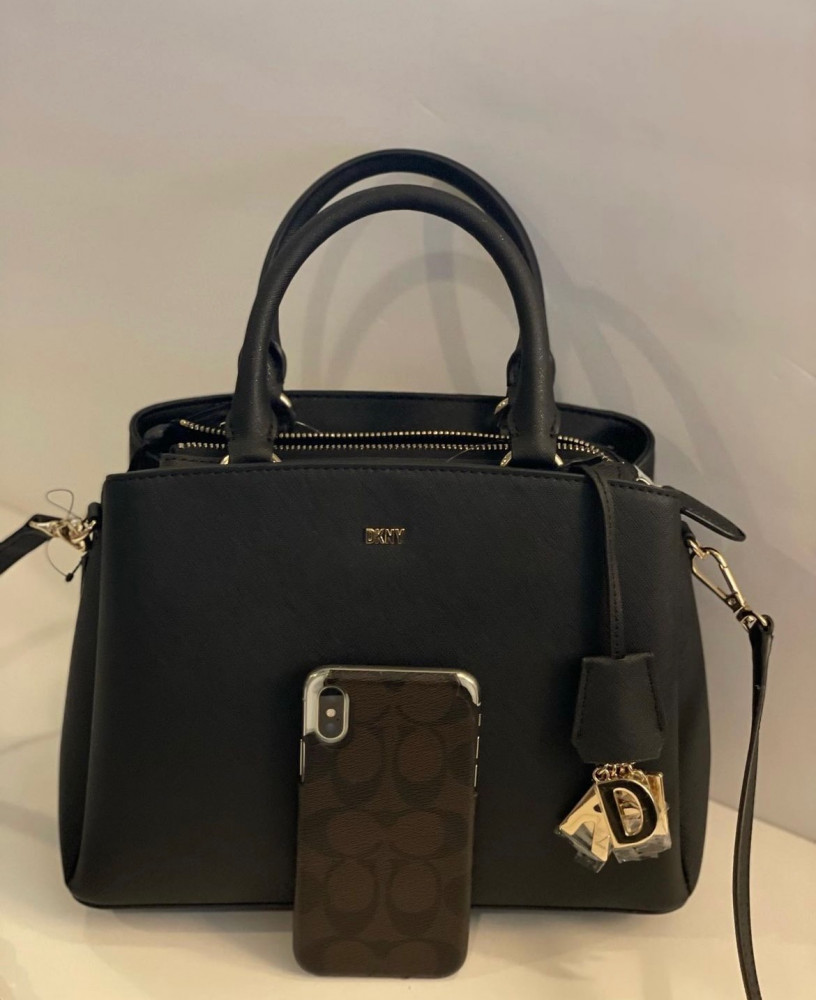 حقيبة من DKNY