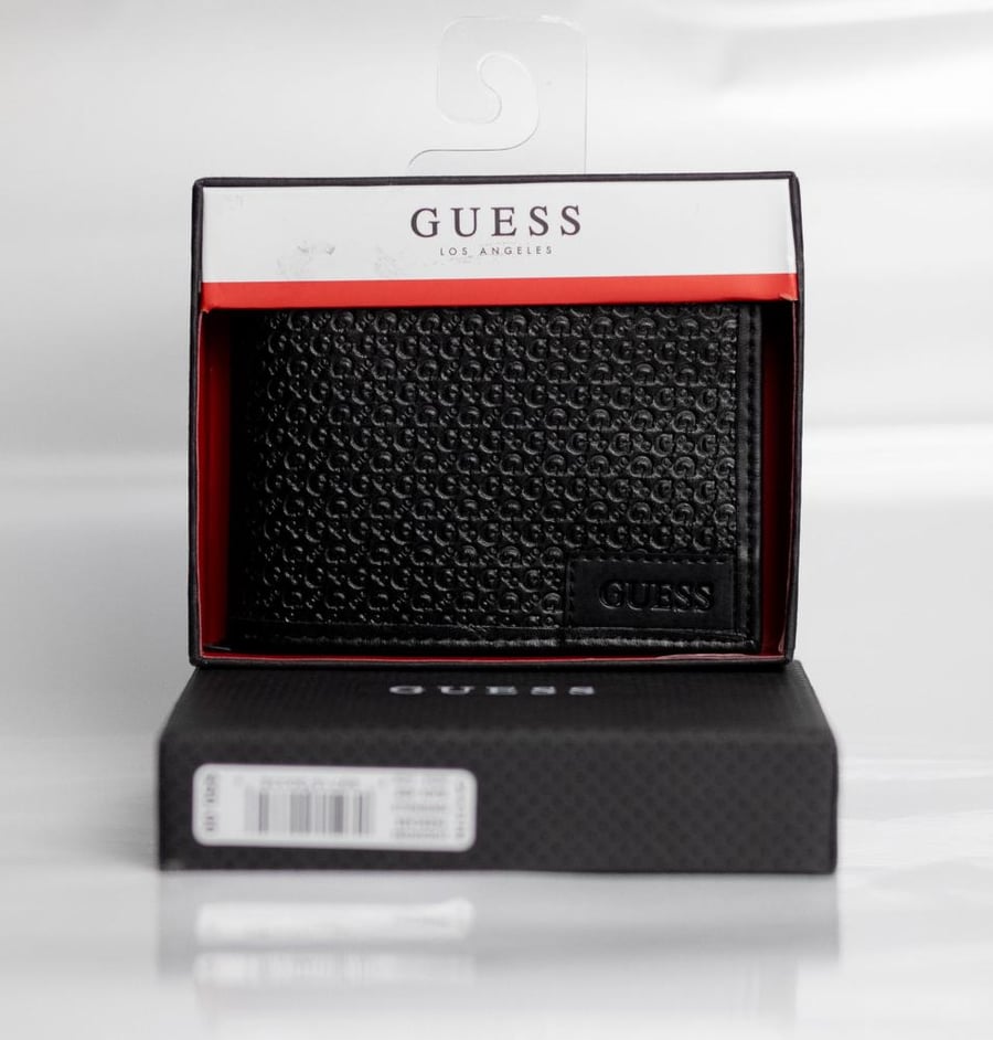 محفظه من Guess
