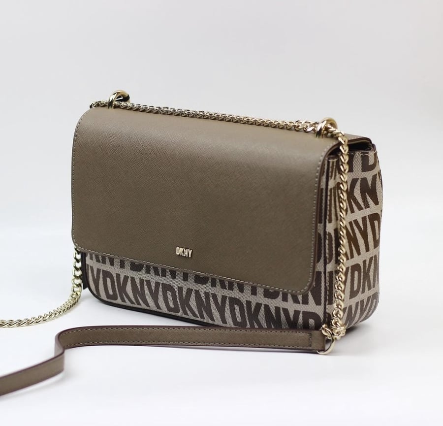 حقيبة من DKNY