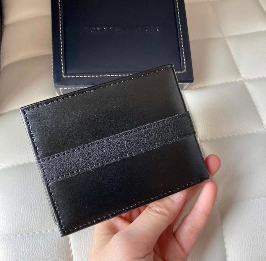 بوك من  Tommy Hilfiger