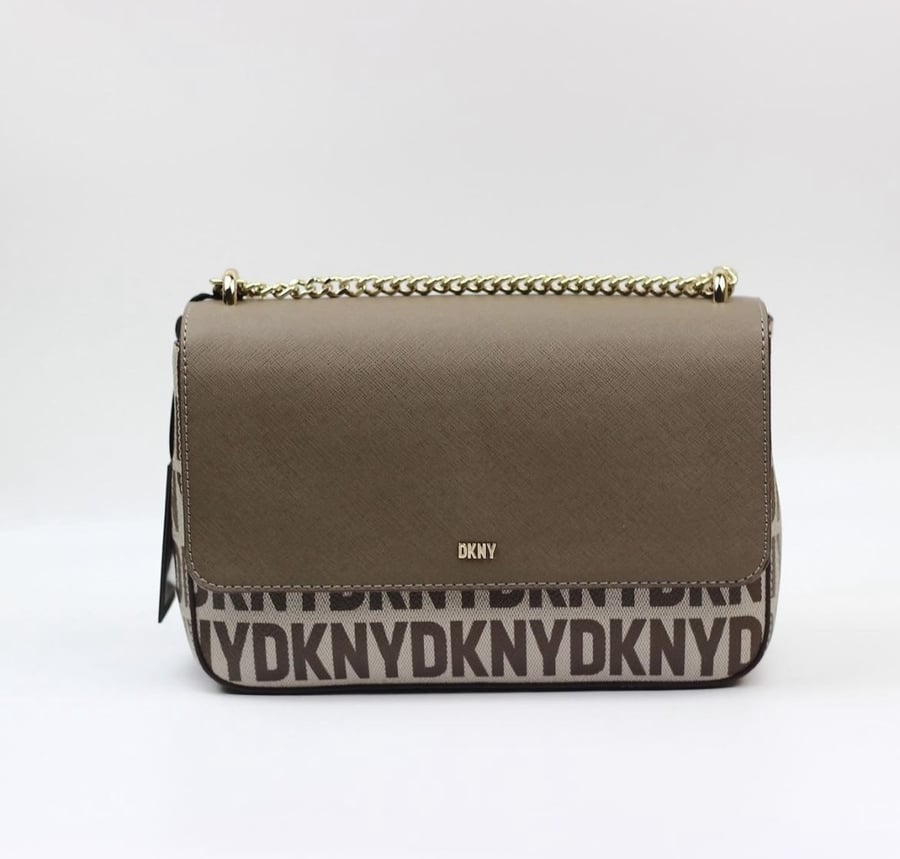 حقيبة من DKNY