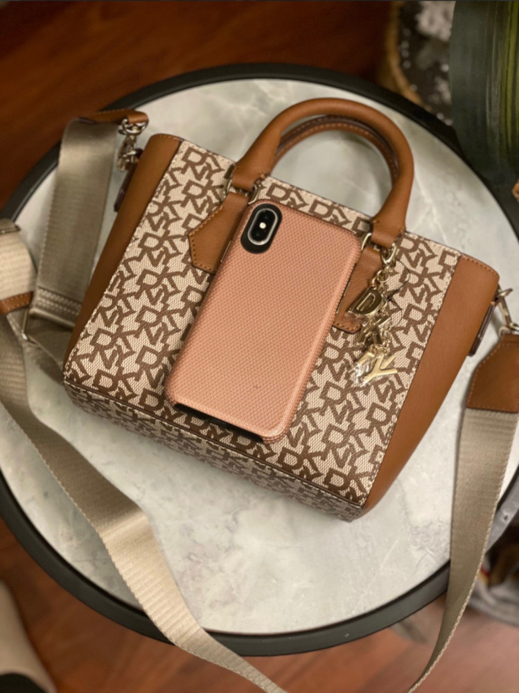 حقيبة من DKNY
