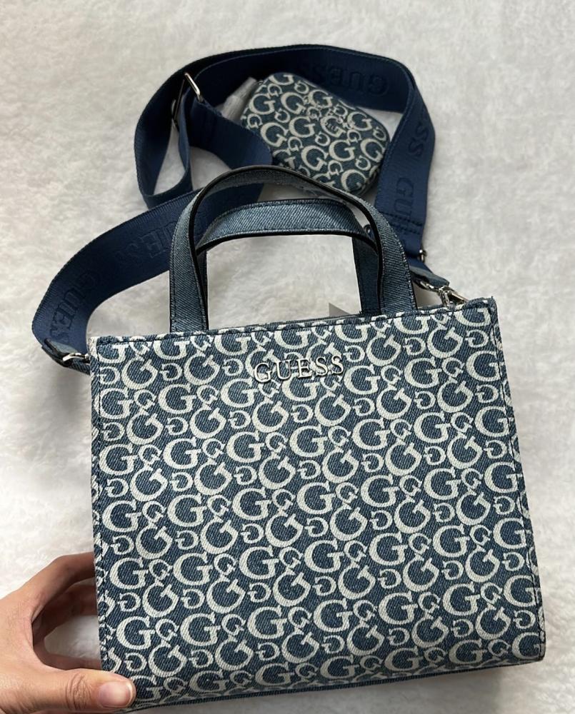 حقيبة من  GUESS