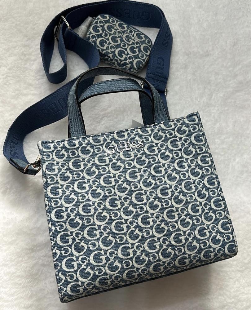 حقيبة من  GUESS