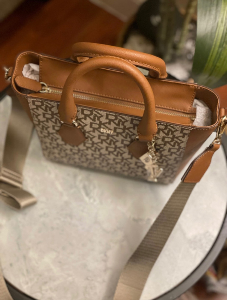 حقيبة من DKNY