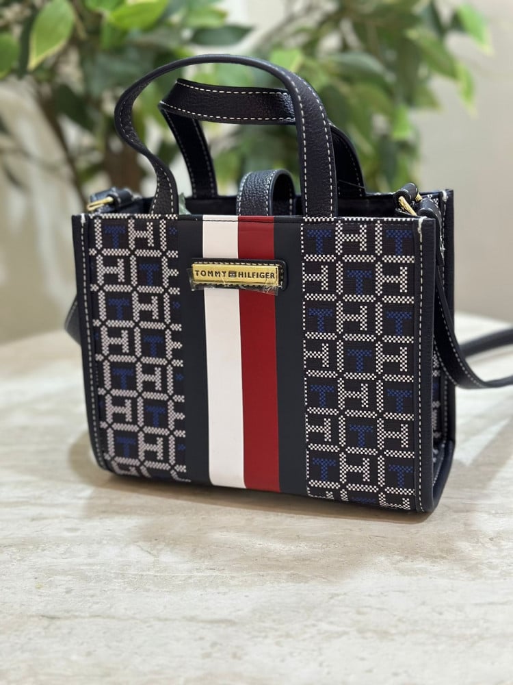 حقيبة من Tommy Hilfiger