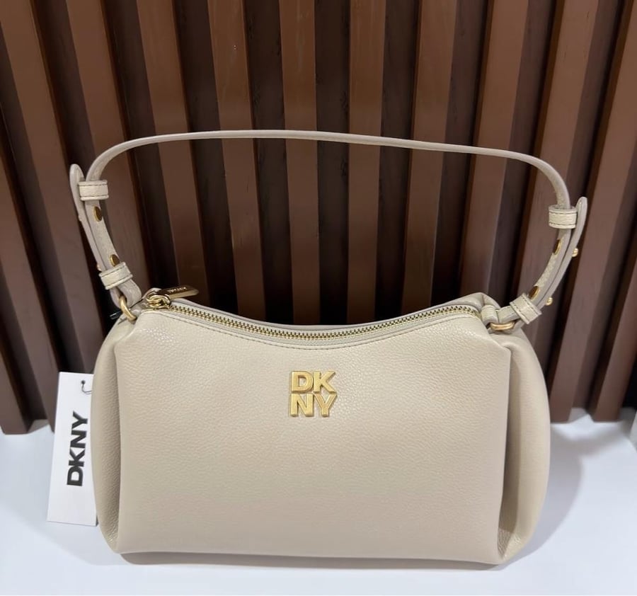 حقيبة من DKNY