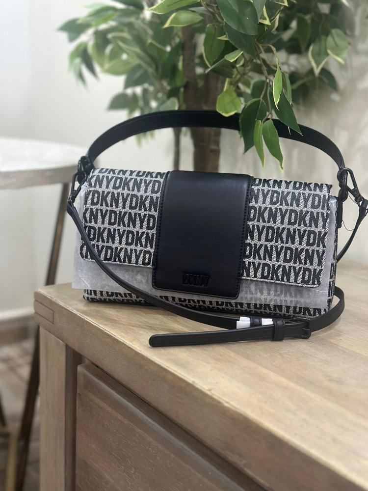 حقيبة من من DKNY