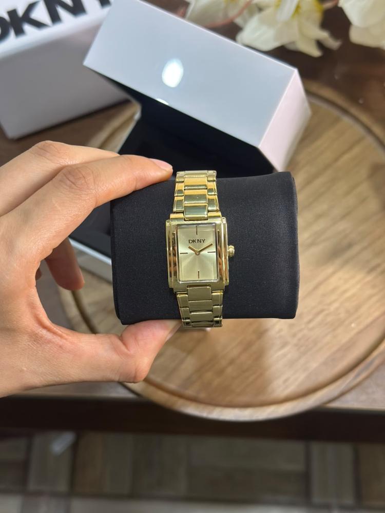 ساعة من DKNY