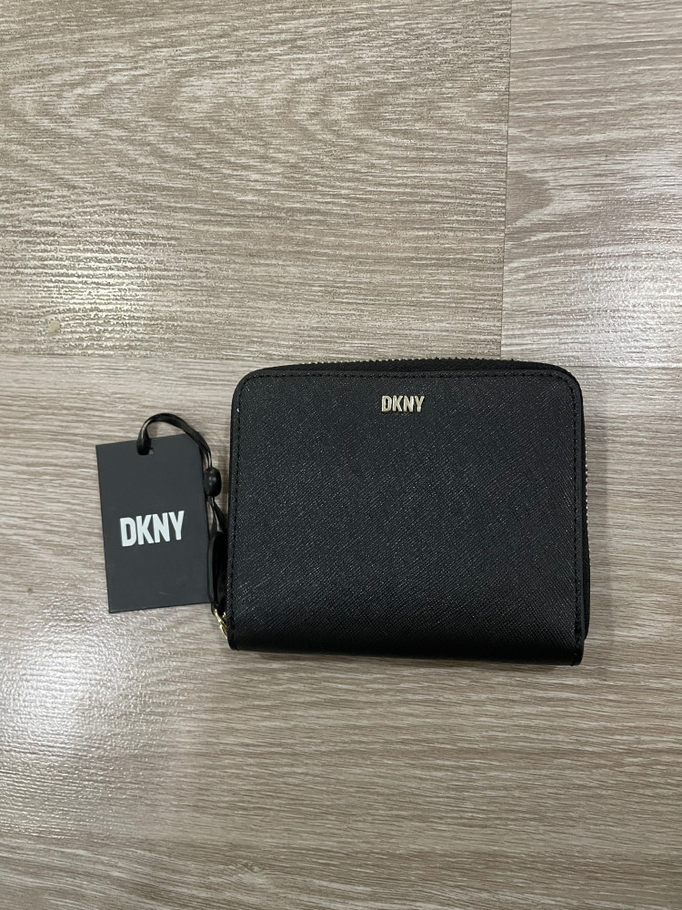 بوك من DKNY