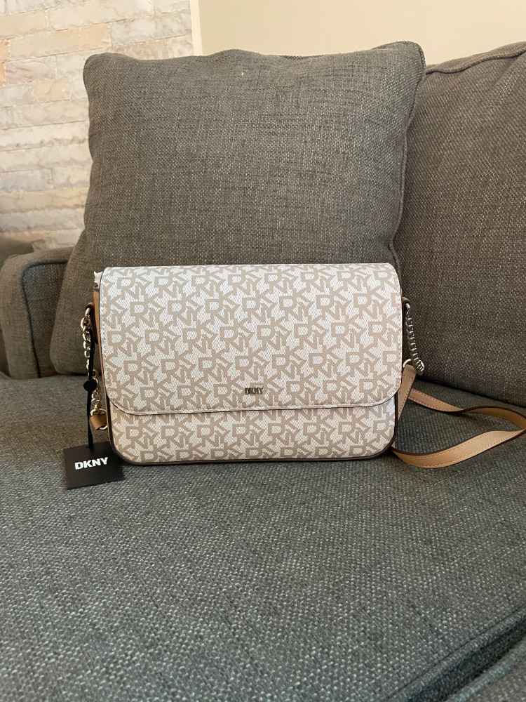 حقيبة من DKNY