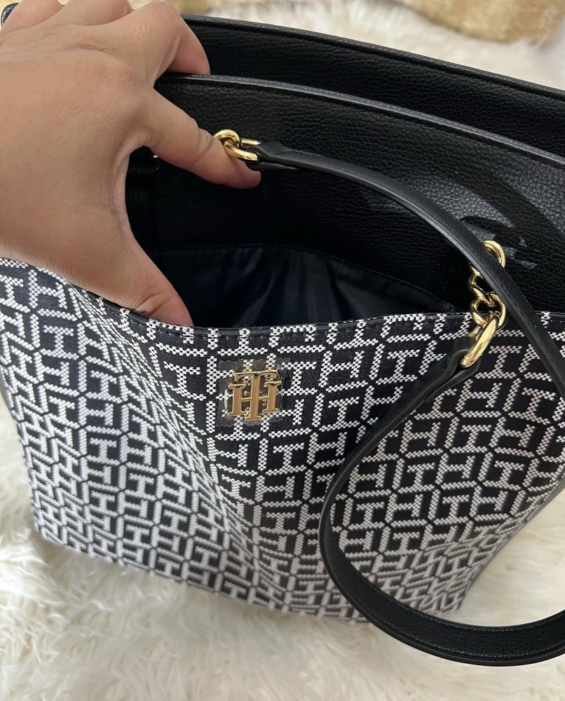 حقيبة من Tommy Hilfiger