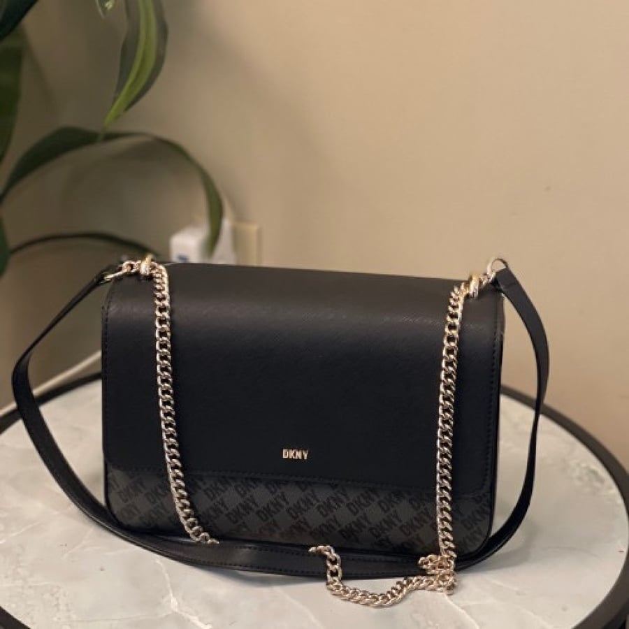 حقيبة من DKNY