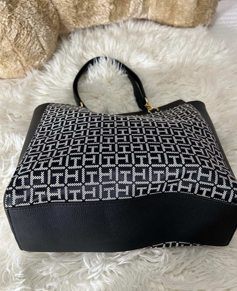 حقيبة من Tommy Hilfiger