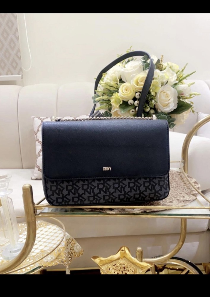 حقيبة من DKNY