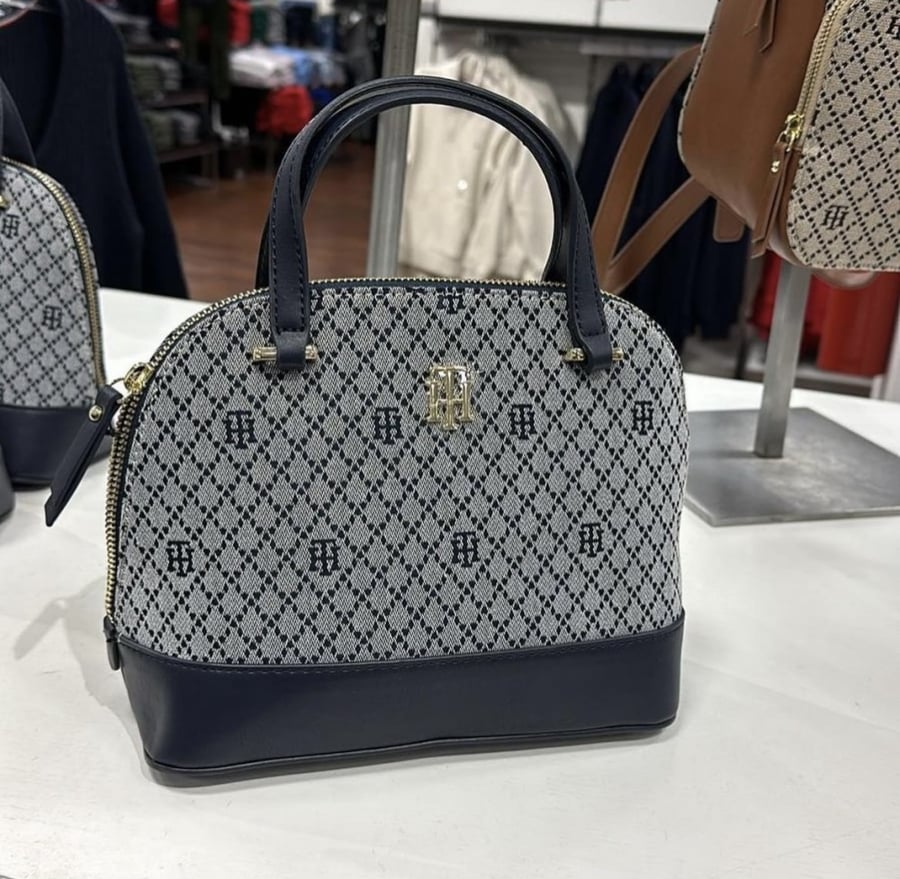 حقيبة من Tommy Hilfiger