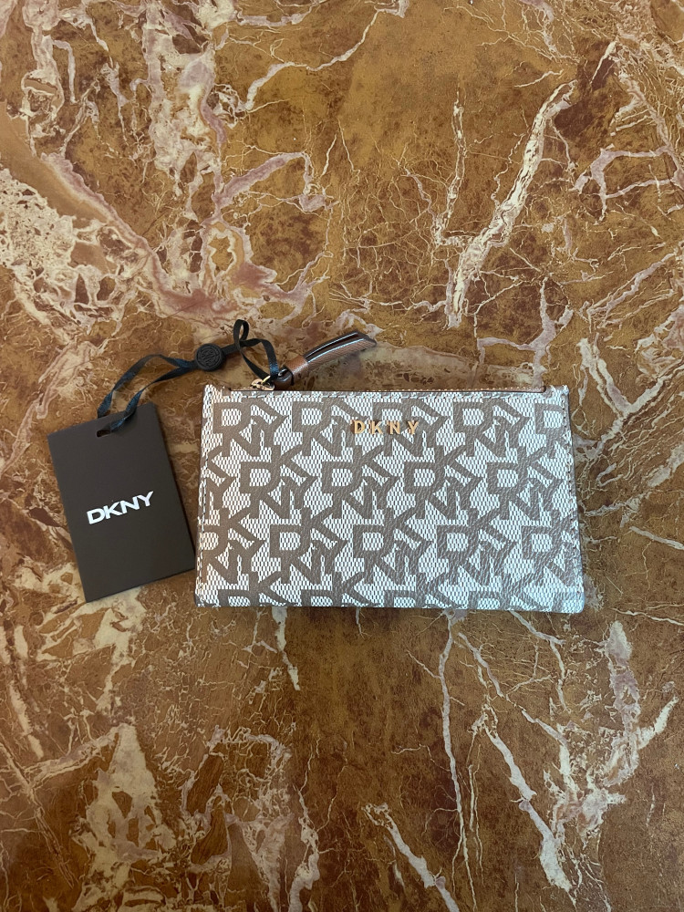 بوك من DKNY