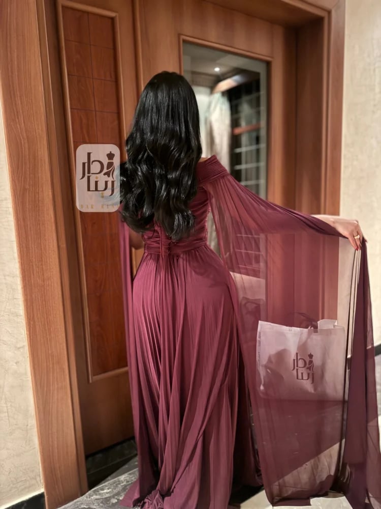 فستان سهرة بلون عنابي مناسب للمناسبات الرسمية من دار رينا