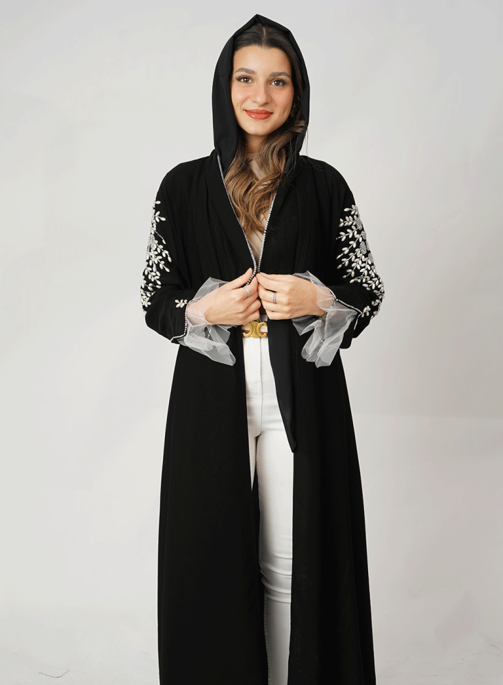 عبايه سوداء بتطريز على الاكتاف