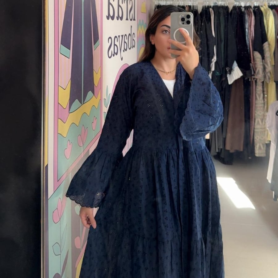 عبايه سوداء ركامة مخرمة طبقات