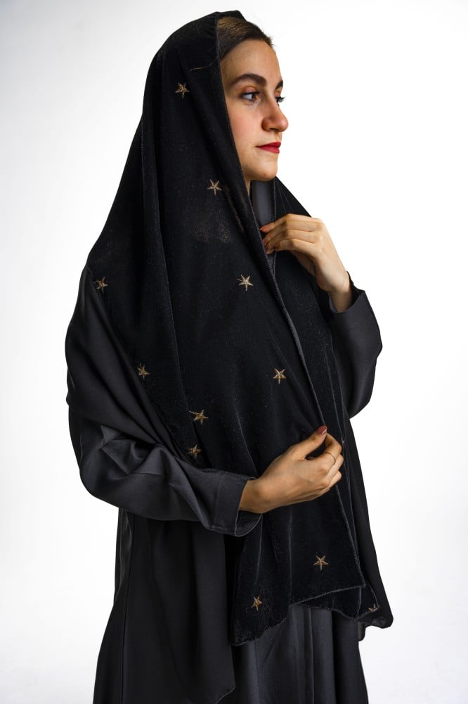 طرحة شتوية مزينة بالنجوم