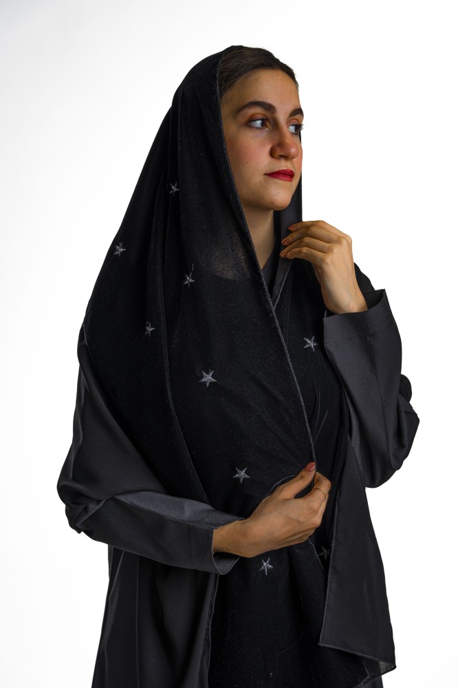 طرحة شتوية مزينة بالنجوم