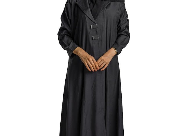 عباية تفته بمشبك اسود