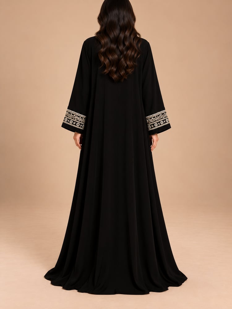 عباية سوداء بتطريز أزهار عريض