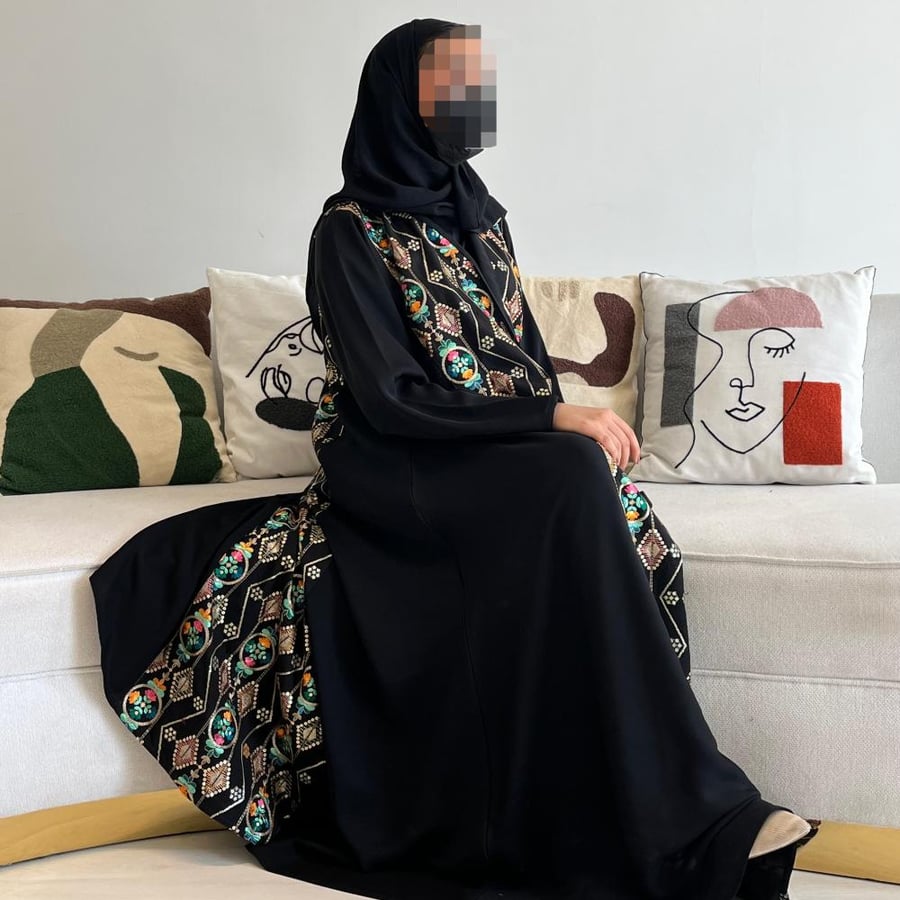 عبايه سوداء بتطريز ملون