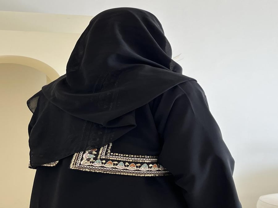 عبايه سوداء بتطريز اسود